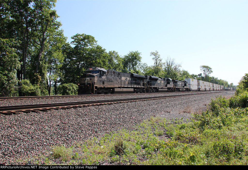 NS 7637 takes train 25G west through Cove PA
